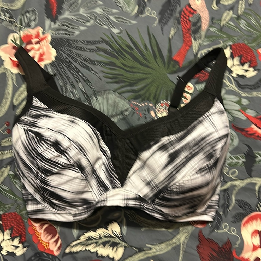 Torrid sports bra size 38H